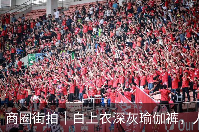 商圈街拍｜白上衣深灰瑜伽裤，人妻熟女的简约高级感